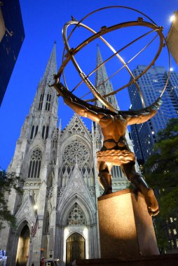 New York, Amerika Birleşik Devletleri - 25 Mayıs 2018: Rockefeller Center standları St Patrick's Cathedral karşısında Atlas heykeli.