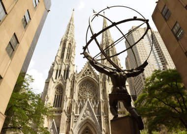 New York, ABD - 8 Haziran 2018: Rockefeller Center standları St Patrick's Cathedral karşısında Atlas heykeli.