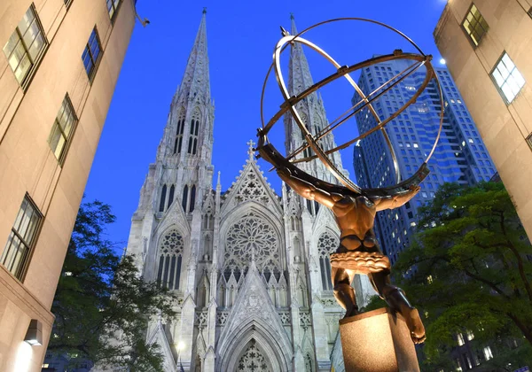 New York, Amerika Birleşik Devletleri - 25 Mayıs 2018: Rockefeller Center standları St Patrick's Cathedral karşısında Atlas heykeli.