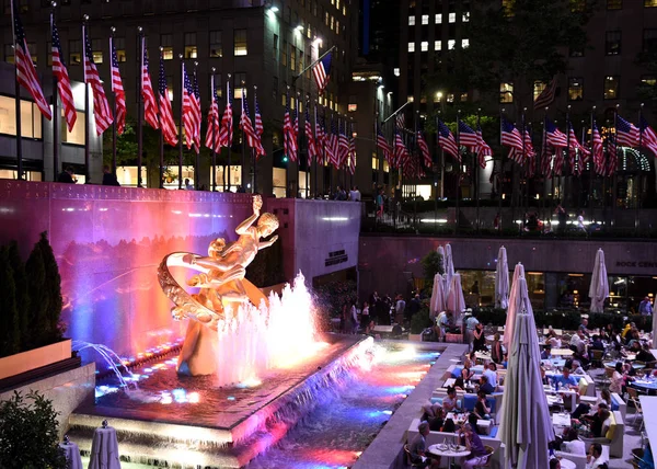 New York, Amerika Birleşik Devletleri - 25 Mayıs 2018: Prometheus heykel ve café'de New York Rockefeller Centenear alt meydanda insanlarda