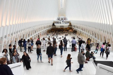 New York, ABD - 10 Haziran 2018: Westfield Dünya Ticaret Merkezi New York'ta insanlarda.