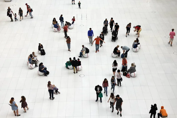 New York, ABD - 10 Haziran 2018: Westfield Dünya Ticaret Merkezi New York'ta insanlarda.