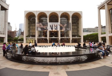 New York, Amerika Birleşik Devletleri - 29 Mayıs 2018: New York'taki Metropolitan Opera yakınındaki insanlar.