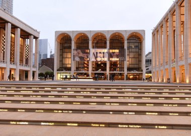 New York, Amerika Birleşik Devletleri - 29 Mayıs 2018: New York'taki Metropolitan Opera yakınındaki insanlar.