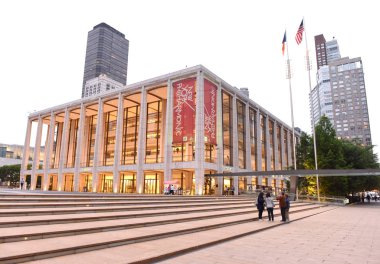 New York, Amerika Birleşik Devletleri - 29 Mayıs 2018: İnsanlar David Geffen Hall (New York Filarmoni yakınındaki).