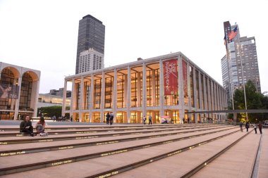 New York, Amerika Birleşik Devletleri - 29 Mayıs 2018: İnsanlar David Geffen Hall (New York Filarmoni yakınındaki).