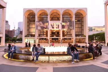 New York, Amerika Birleşik Devletleri - 29 Mayıs 2018: New York'taki Metropolitan Opera yakınındaki insanlar.