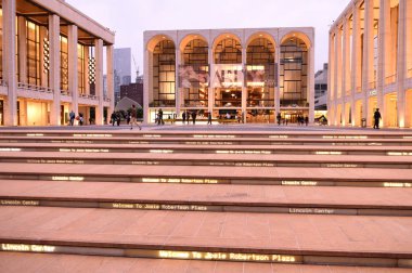 New York, Amerika Birleşik Devletleri - 29 Mayıs 2018: New York'taki Metropolitan Opera yakınındaki insanlar.