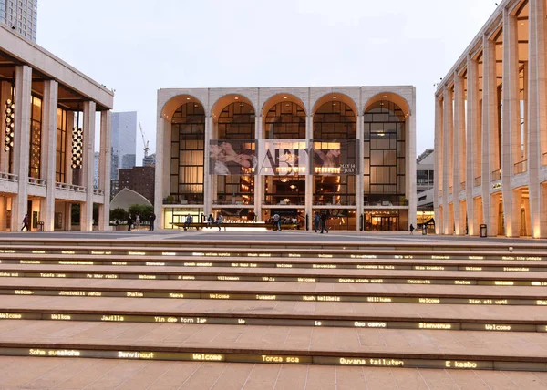 New York, Amerika Birleşik Devletleri - 29 Mayıs 2018: New York'taki Metropolitan Opera yakınındaki insanlar.