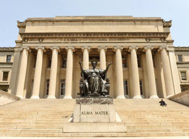 New York, Amerika Birleşik Devletleri - 25 Mayıs 2018: okulumu heykel yakınındaki Columbia Üniversitesi Kütüphanesi.