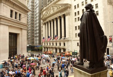 New York, ABD - 10 Haziran 2018: Kalabalık bir turist yakınındaki New York Menkul Kıymetler Borsası.
