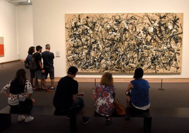 New York, ABD - 26 Mayıs 2018: Ziyaret edenler bakar Jackson Pollock içerisinde Metropolitan Sanat Müzesi New York City.