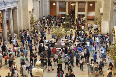 New York, ABD - 26 Mayıs 2018: Kalabalık Metropolitan Museum of Art New York'ta insan.