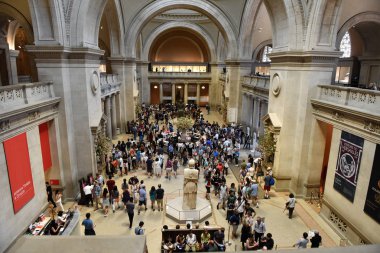 New York, ABD - 26 Mayıs 2018: Kalabalık Metropolitan Museum of Art New York'ta insan.