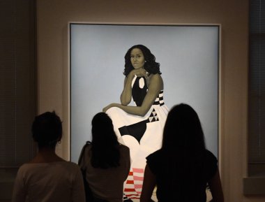 Washington, Dc - 02 Haziran 2018: İnsanlar Michelle Lavaughn Robinson Obama Amy Sherald National Portrait Gallery'deki DC tarafından portresi yakın:.