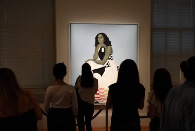 Washington, Dc - 02 Haziran 2018: İnsanlar Michelle Lavaughn Robinson Obama Amy Sherald National Portrait Gallery'deki DC tarafından portresi yakın:.