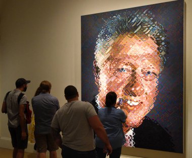 Washington, Dc - 02 Haziran 2018: İnsanlar Amerika Birleşik Devletleri Bill Clinton tarafından Chuck kapat Ulusal Portre Galerisi, Dc ' 42 Başkanı portresi yakın:.