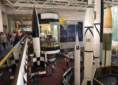 Washington, Dc - 03 Haziran 2018: Kalabalık insan Smithsonian Ulusal Hava ve Uzay Müzesi.