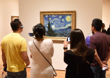 New York, ABD - 8 Haziran 2018: İnsanlara yakın, Modern Sanat Müzesi New York'ta boyama Vincent van Gogh yıldızlı gece.