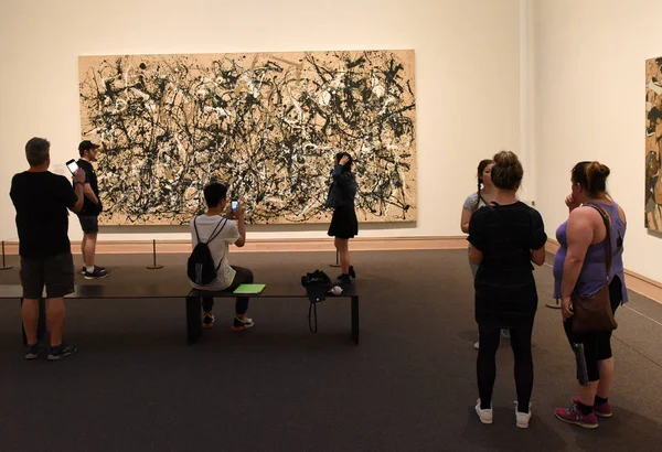 Nowy Jork Usa Maja 2018 Odwiedzający Patrzy Paintingin Jackson Pollock — Zdjęcie stockowe