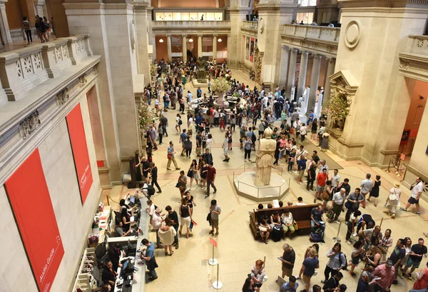 New York Usa May 2018 Crowd People Metropolitan Museum Art — Stock Photo, Image