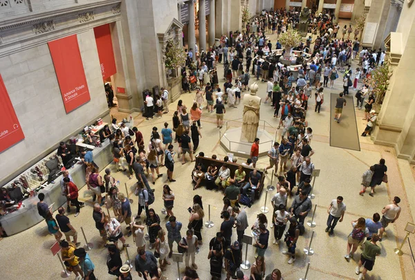 New York Usa Maj 2018 Folkemængde Metropolitan Museum Art New - Stock-foto