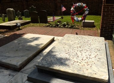 Benjamin ve Deborah Franklin mezar İsa Kilisesi mezar yere Philadelphia, Pa, ABD sikke ele