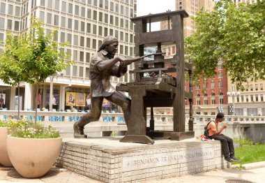 Philadelphia, Pa, Amerika Birleşik Devletleri - 29 Mayıs 2018: Adam koltuk Benjamin Franklin Craftsman heykel Philadelphia PA City Hall yakınındaki yakınındaki.
