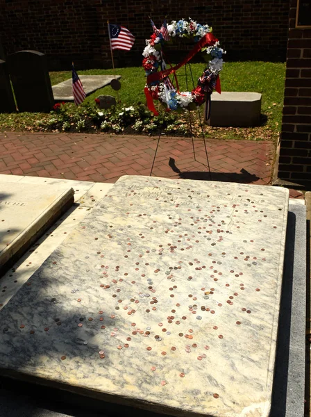 벤자민과 Deborah 프랭클린 무덤에서 필라델피아 그리스도 바닥에 동전에 — 스톡 사진