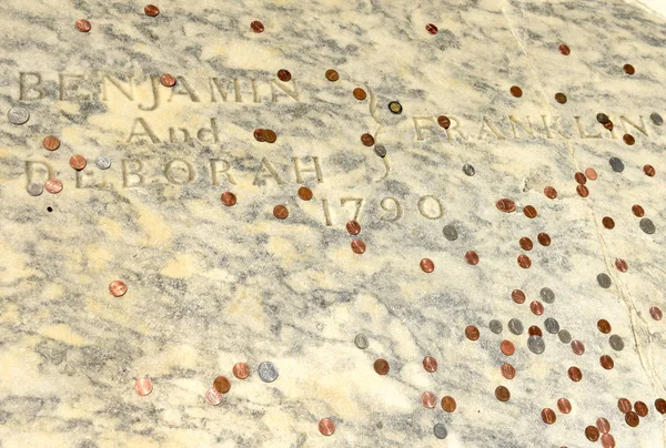 本杰明和黛博拉富兰克林坟墓在费城 美国的基督教堂墓地覆盖硬币 — 图库照片