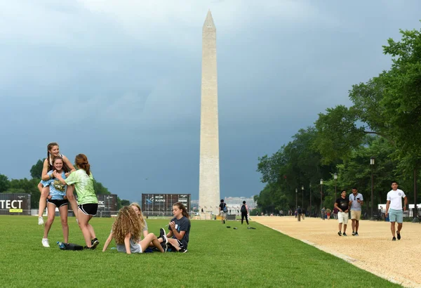 Pessoas no National Mall and Washington Monument ao fundo em Washington DC, EUA — Fotografia de Stock