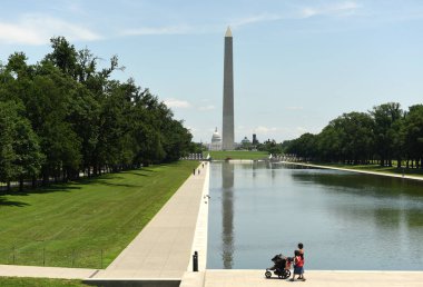 Washington, Dc - 01 Haziran 2018: İnsanlar Lincoln Memorial yansıtan havuzu ve Washington Anıtı, Washington Dc, ABD arka planda