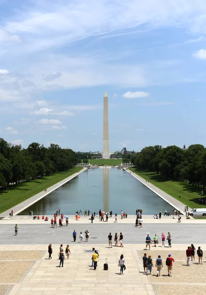 Washington Junho 2018 Pessoas Frente Lincoln Memorial Com Monumento Washington — Fotografia de Stock