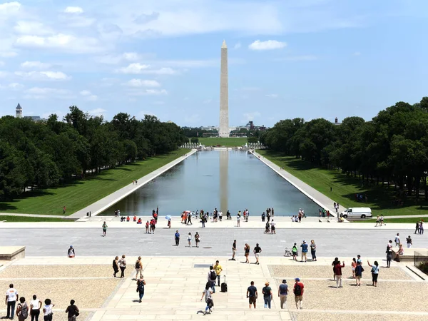 Washington Czerwca 2018 Ludzie Pobliżu Pomnikiem Lincolna Oraz Pomnik Waszyngtona — Zdjęcie stockowe