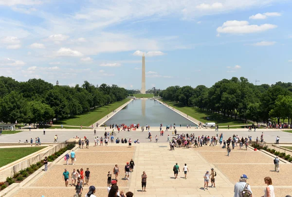 Människor framför Lincoln Memorial med Washington Monument i bakgrunden i Washington Dc, Usa. — Stockfoto