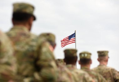 Amerikan askerleri ve bizim bayrak. ABD askerleri