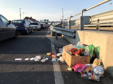 Zahony, Macaristan - 19 Ağustos 2018: Çöp ve Macaristan ve Ukrayna ile sınır Zahony-Chop denetim noktası araçlarda.