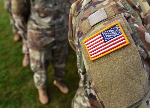 美军在士兵手臂上贴旗 — 图库照片