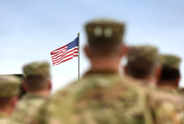 Αμερικανοί Στρατιώτες Και Μας Σημαία Μας Στρατού — Φωτογραφία Αρχείου