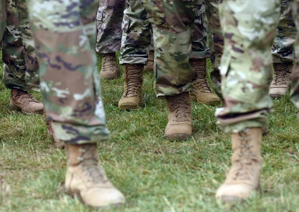 美军士兵双腿穿绿色伪装军装 — 图库照片