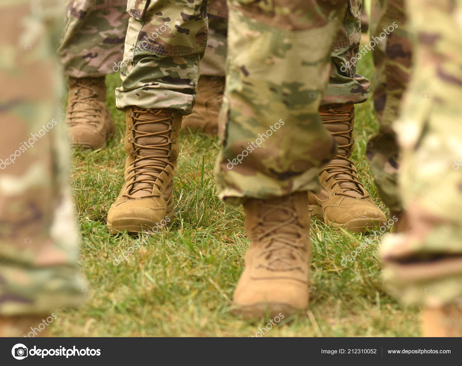 Soldat der Beine in Army Stiefel in einem Wald Stockfoto Soldat der Beine in Army Stiefel in einem Wald Stockfoto