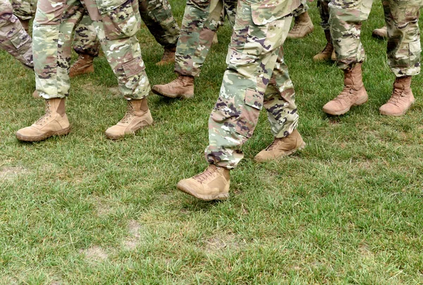 米軍は 緑の芝生で行進している軍人 私たち軍 — ストック写真