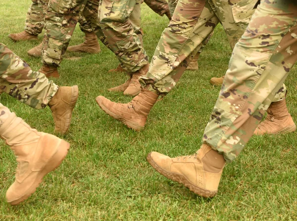 Nekünk Katonák Lába Álcázás Zöld Katonai Egyenruhában Amerikai Csapatok — Stock Fotó