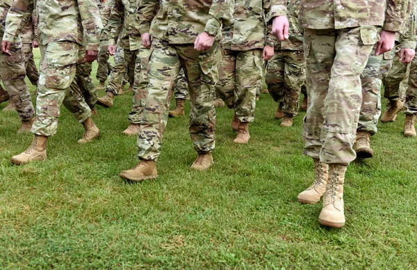 Abd Askerleri Yeşil Çimenlerin Üzerinde Yürüyen Askerler Bize Ordu — Stok fotoğraf