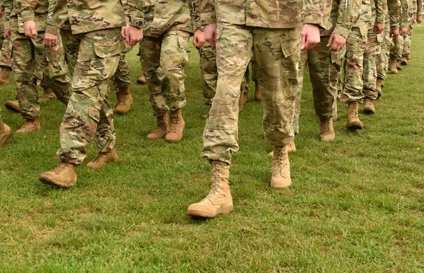 Tropas Estadounidenses Soldados Marchando Sobre Hierba Verde Ejército —  Fotos de Stock