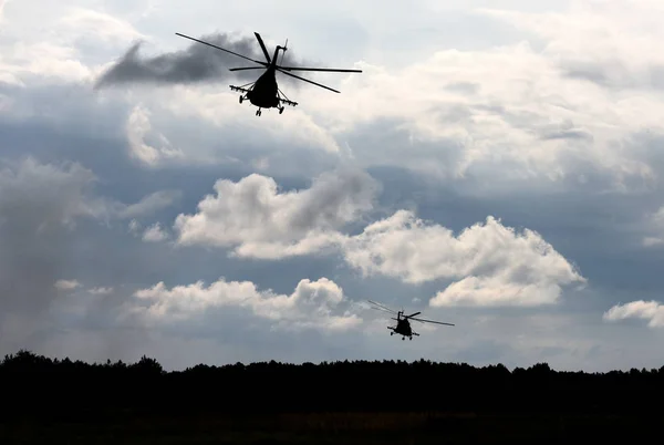 Военные Вертолеты Летают Небе — стоковое фото