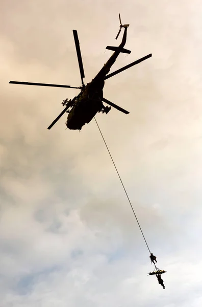 軍用ヘリコプター軍事演習中に負傷者を避難させる — ストック写真