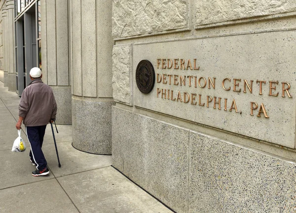 Filadélfia Eua Maio 2018 Homem Passa Perto Centro Detenção Federal — Fotografia de Stock