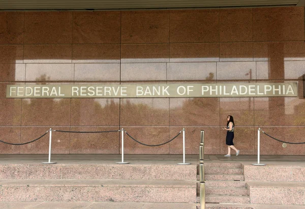 Philadelphia Verenigde Staten Mei 2018 Vrouw Buurt Van Federal Reserve — Stockfoto