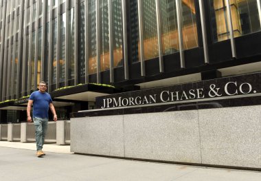 New York, ABD - 26 Mayıs 2018: New York, NY Park Ave ofiste Jpmorgan Chase ve Co yakınındaki bir adam geçiş.